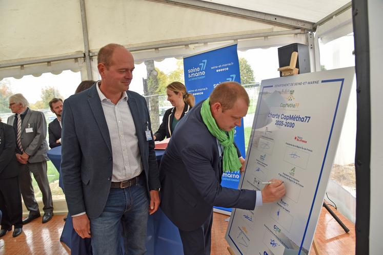 Moret-Loing-Orvanne, vendredi 10 octobre. Guillaume Lefort, vice-président de la chambre d'Agriculture, accompagné de l'élu référent en charge de la méthanisation, Jacques-Pierre Quaak, signe la nouvelle charte.