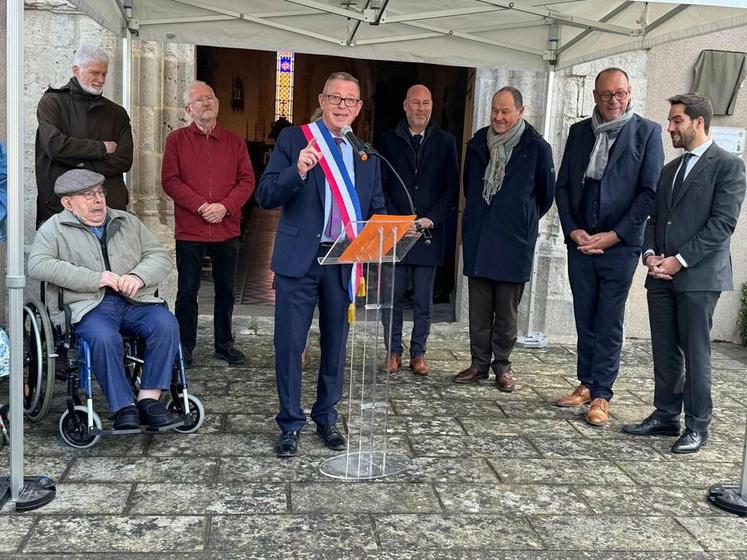 Samedi 25 octobre, à La Chapelle-sur-Aveyron. Les élus et les habitants se sont réunis autour de Raymond Landy pour saluer son geste exceptionnel en faveur de la restauration de l’église communale.