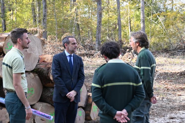 Le préfet a échangé avec le personnel de l'ONF sur les actions à venir dans les prochaines semaines.