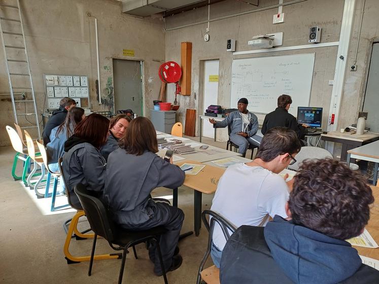 Lors de l'atelier simulation de conduite, les jeunes apprennent également à remplir un constat.