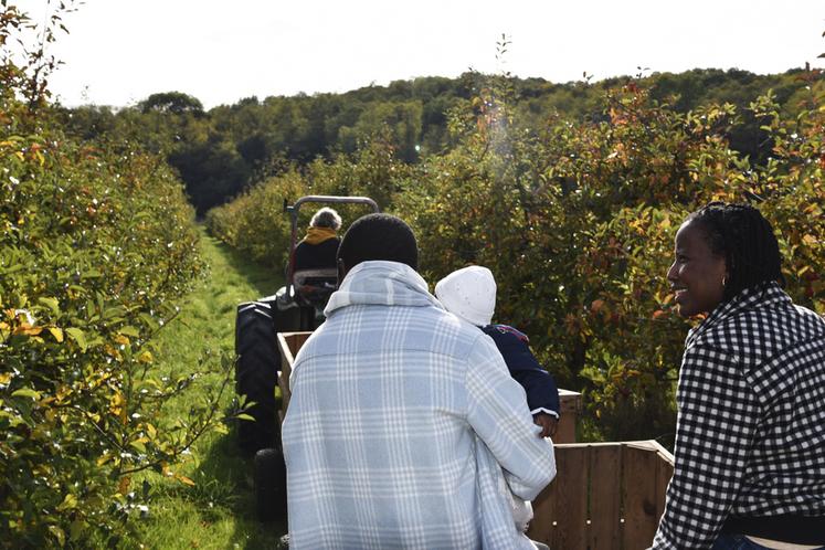 Aux Champs Soisy, à Champcueil (Essonne). Chez Pauline et Rodolphe Fouquet, la Balade du goût a été l'occasion d'une première visite dans des vergers pour un bébé de 6 mois venu de Palaiseau avec sa famille.
