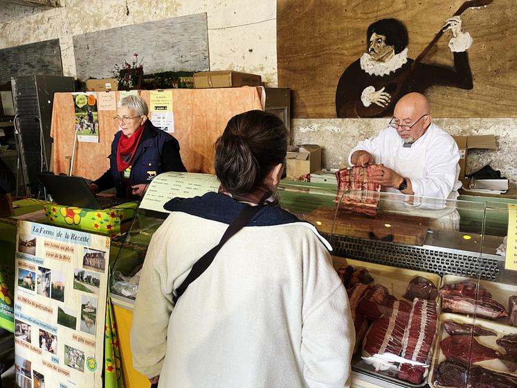 Ferme de la Recette, à Échouboulains (Seine-et-Marne). Visite de l’élevage, vente de viande et repas hamburger : la filière bovine était présente de A à Z sur l’exploitation de Philippe et Pascale Dufour. Un véritable marché de producteurs complétait la visite.