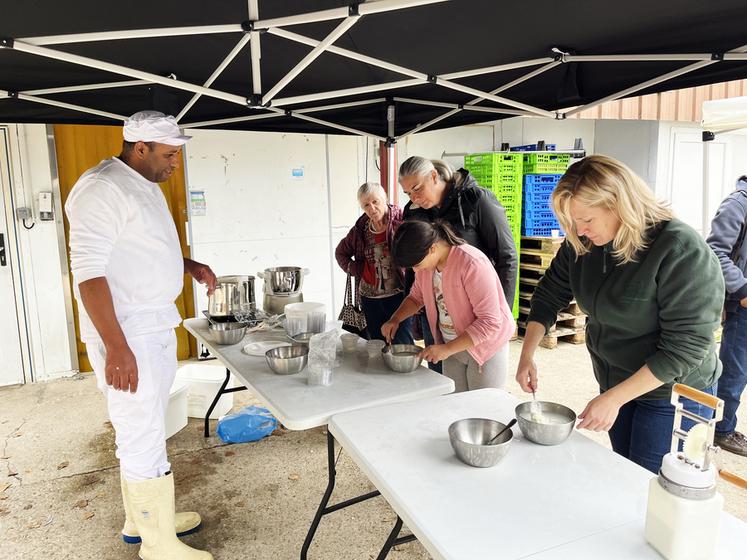 Ferme de Sigy, à Sigy (Seine-et-Marne). Un atelier original : la fabrication de mozzarella. Chacun pouvait repartir avec sa boule de fromage prête à être consommée.