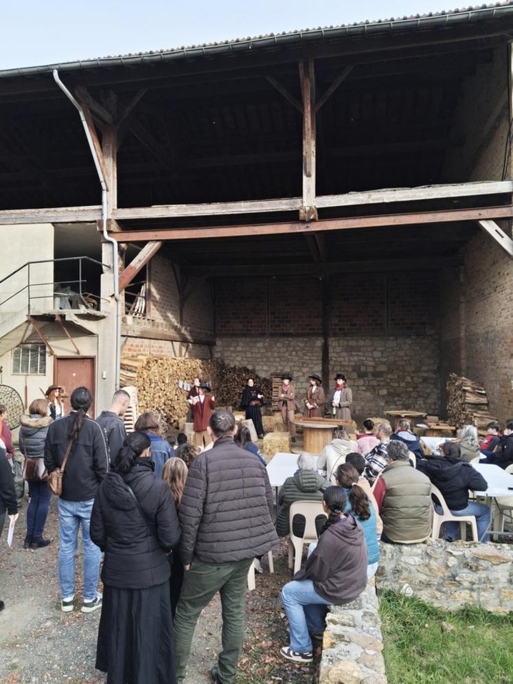 Ferme de la Chaillotine, à Chailly-en-Bière (Seine-et-Marne). Allier culture et Culture, c'est ce que proposaient Camille Allard et Laurentino Dos Santos. Outre la visite de la ferme et des dégustations, Cluedo géant et concert en soirée étaient proposés.
