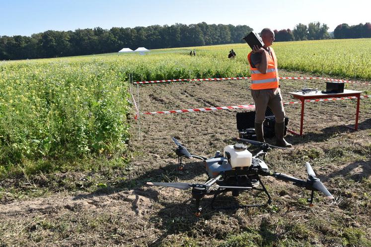 Gambais (Yvelines), mercredi 1er octobre. Guillaume Ripaux, technicien à la Ficif, a présenté le drone utilisé pour les semis à la volée.