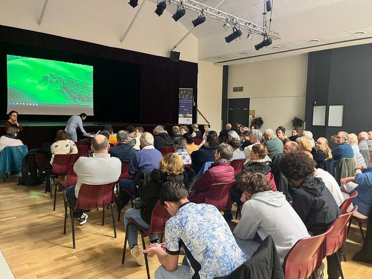 Mardi 28 octobre, à Lorris. Près d’une quarantaine de participants ont échangé autour du film Femmes de la terre, lors du ciné-débat organisé par la MSA.