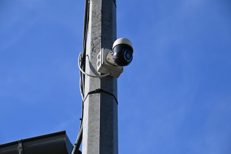 Caméra de vidéosurveillance dans une exploitation agricole.