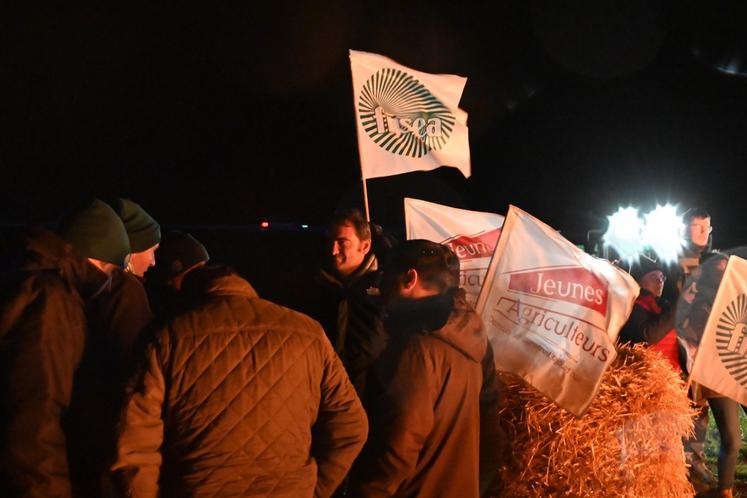 Mercredi 19 novembre 2025, à Villebarou. Feu de la colère des agriculteurs.