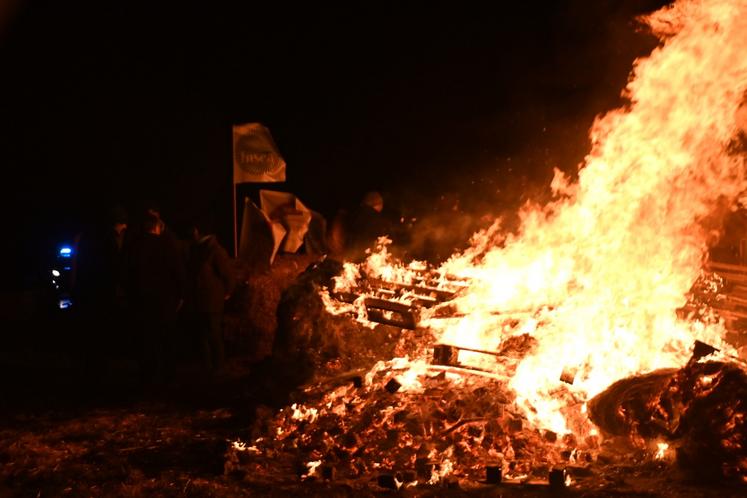Mercredi 19 novembre 2025, à Villebarou. Feu de la colère des agriculteurs.