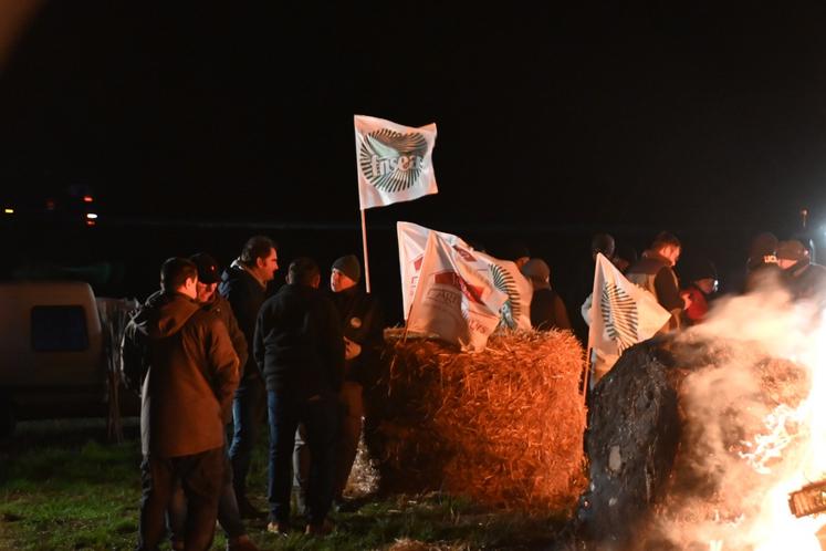Mercredi 19 novembre 2025, à Villebarou. Feu de la colère des agriculteurs.