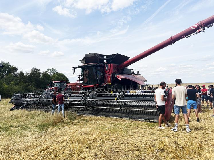 Présentée au champ en juillet dernier en Eure-et-Loir, l'AF10 de Case IH a suscité curiosité et intérêt. 