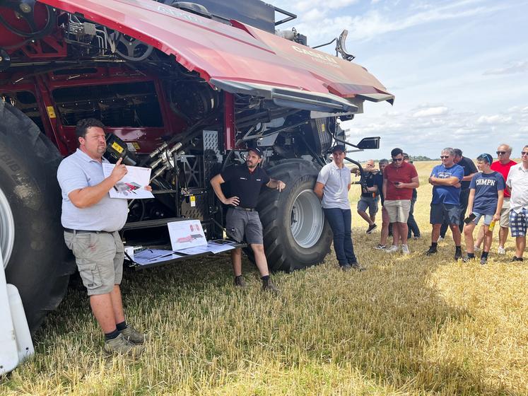 775 chevaux, jusqu'à 18 mètres de coupe, 20 000 litres de capacité en trémie… Toutes les caractéristiques de la machine ont été passées en revue.