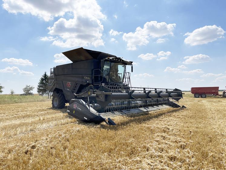 Rares sont les machines dans ce cas. L'Ideal 8 possède un gabarit routier de 3,49 m autorisant ainsi les déplacements routiers sans convoi obligatoire. 