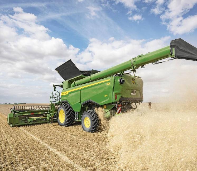 L’automatisme AutoSwap assure la correction automatique via GPS de la projection de la paille broyée.