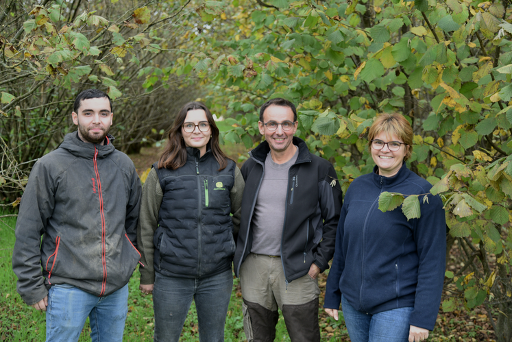 Du lait aux noisettes, Loïc et Alexandrine Chocat ont su se réinventer. Avec leurs enfants Benjamin et Pauline sur la ferme, et Antonin prêt à les rejoindre, l’histoire familiale continue de s’écrire.