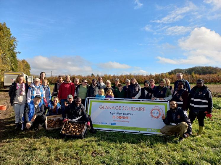 Début novembre, à Château-Renard. Bénévoles et associations ont récolté 700 kg de pommes de terre dans le champ de Benoît Courdent lors d’un glanage solidaire organisé avec Solaal Centre-Val de Loire.