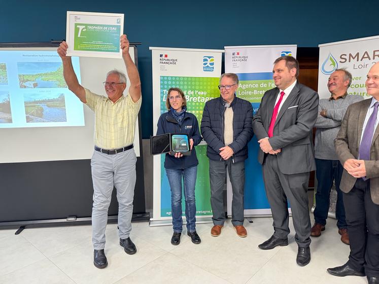 Jeudi 23 octobre, à Douy. Patrick Martin (à g.) n'est pas peu fier du Trophée de l'eau 2025 de l'Agence de l'eau Loire-Bretagne remporté par le Smar Loir et Eure 28 qu'il préside.
