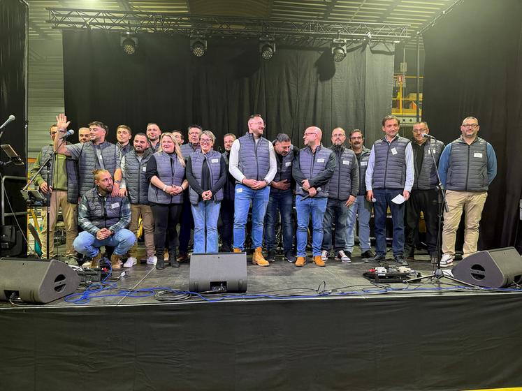 Le 9 octobre, à Gellainville. Les équipes de DFH-DHC derrière Mathieu Bourgeot (3e à d.) lors de la fête d'inauguration des nouveaux locaux de l'entreprise.