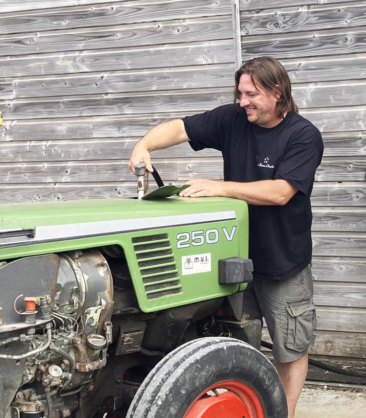 Pierre-André Frot, vigneron à Saint-Georges-sur-Cher, utilise depuis quelque temps du HVO100 dans ses engins agricoles. 