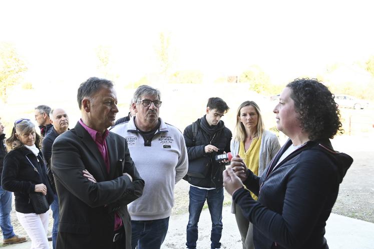 Lundi 6 octobre, à Cormeray. Une délégation d'Agglopolys, dont Christophe Degruelle, président de la communauté de communes, a visité son élevage caprin.