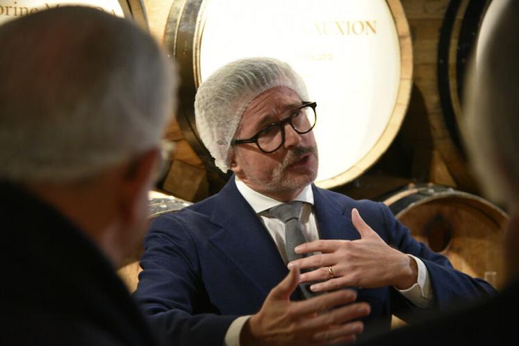 Dans la salle où sont affinés les vinaigres d’exception destinés aux chefs étoilés, Paul-Olivier Claudepierre a présenté au ministre le procédé traditionnel du vinaigre orléanais, son histoire et les liens étroits noués avec les producteurs locaux.