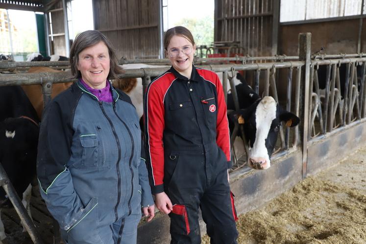 Céline Hérault et sa fille, devant les 100 vaches laitières que compte l'exploitation. 