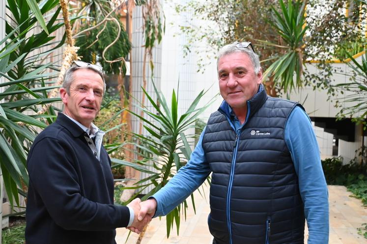 Mercredi 5 novembre, à Blois. Jean-Claude Robin, président de l'AS Cefiga 37 (à g.), et Gilles Leroux, président de l'AS Centre-Loire, ont entériné la fusion des deux structures lors d'une assemblée extraordinaire, permettant la naissance de l'AS Val de Loire. 