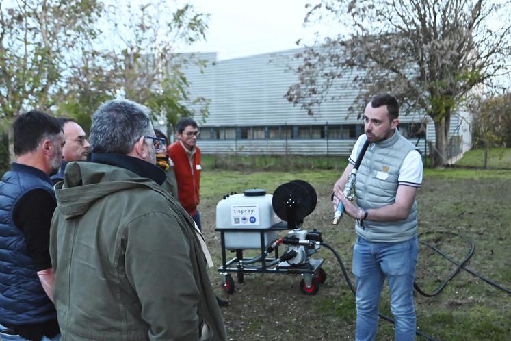 Jeudi 30 octobre, à Noyers-sur-Cher. Lors des tables rondes techniques vignes au sein du site Pissier, une vingtaine de viticulteurs et de vignerons étaient présents pour voir les démonstrations proposées.