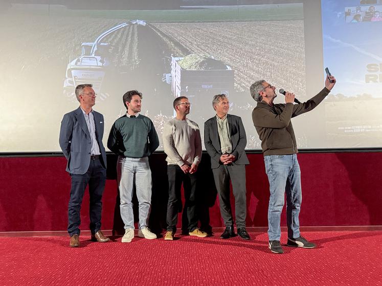 Mardi 4 novembre, à Chartres. À l'issue de la projection, le réalisateur de Semer et récolter, Éric Le Roch (à d.), invite les spectateurs à produire un son de la nature, un moment qu'il diffuse ensuite sur ses réseaux.