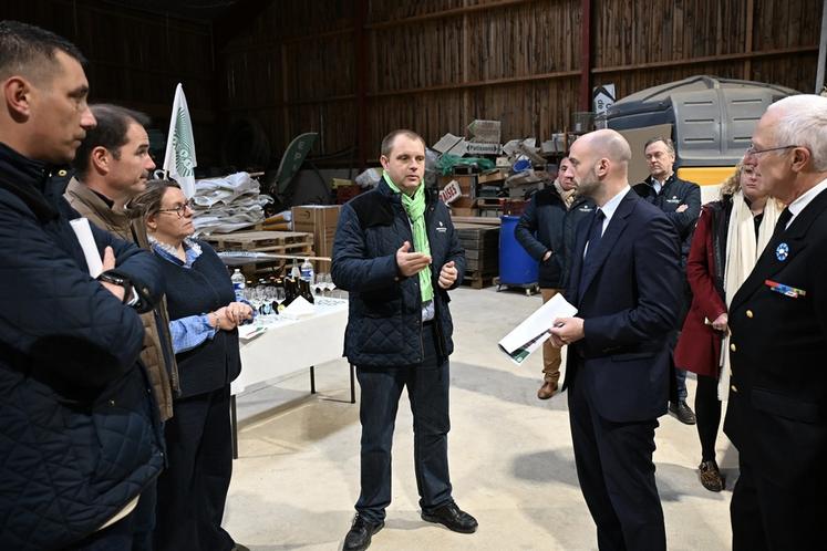 Vendredi 7 novembre, à Voisenon. Les agriculteurs seine-et-marnais ont échangé avec le ministre délégué chargé de l'Europe, Benjamin Haddad, sur la Pac, le Mercosur et la taxe annoncée sur les engrais azotés.