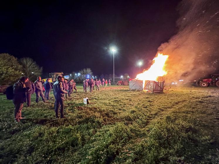 Mercredi 12 novembre, à Chartres. Pour signifier leur opposition au traité du Mercosur et à la mise en place d'une taxe carbone aux frontières, Jeunes agriculteurs et la FNSEA d'Eure-et-Loir ont allumé un feu de la colère.