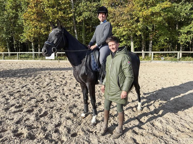 Porté par Manon Lipchitz (en selle) et Clémence Lesage, le centre équestre des Vieilles Ventes se classe 4e en dressage au niveau national.
