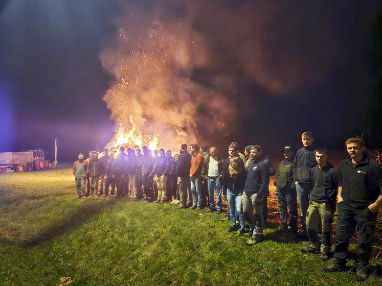 Mercredi 12 novembre, à Luigny. Ici comme sur les cinq autres points de rassemblement, une trentaine d'adhérents des deux syndicats s'est mobilisée.