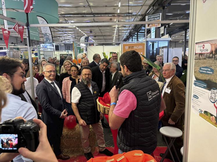 Visite inaugurale sur le stand de JA CVL par François Bonneau, président du conseil régional, et Maxime Buizard Blondeau, président de la chambre régionale d'Agriculture.