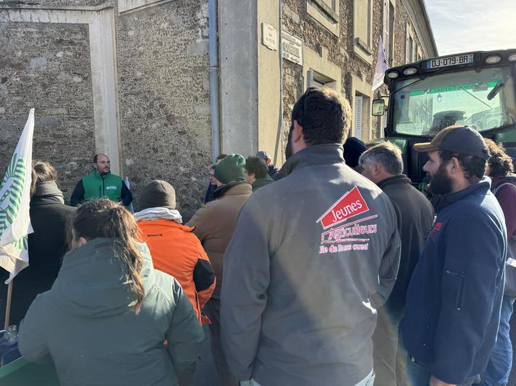 Mardi 18 novembre, à Auvernaux (Essonne). Un second contrôle a également été bloqué dans l'après-midi.