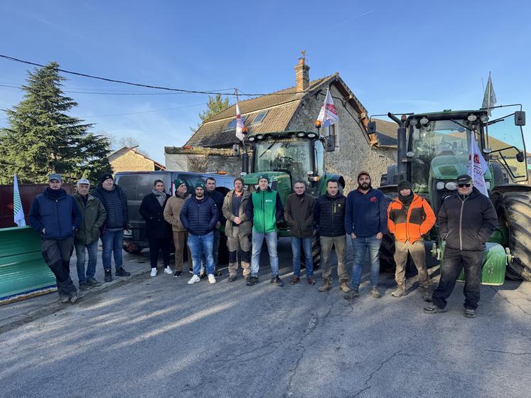 Mardi 18 novembre, à Nainville-les-Roches (Essonne). La mobilisation de la FDSEA a permis de bloquer un premier contrôle dans la matinée.