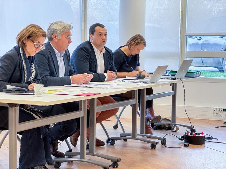 Lundi 17 novembre, à Chartres. Éric Brault (2e à g.) et Yohann Serreau coprésident la Scic sur le champ ! qui se bat pour sa pérennité avec le soutien du Département et de la député Christelle Minard (à g.).