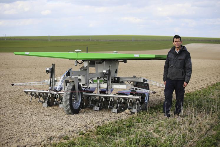 Planteur bio dans la Marne, Damien Blondel a été le premier en France à acquérir un Farmdroid en 2021. Ce robot sème et bine.