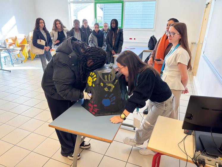 Mardi 18 novembre, à Sours. Un des premiers ateliers de ces Cordées de la réussite visait à apprendre la bonne technique de lavage des mains, vérifiée dans une boîte équipée d'une lampe UV.