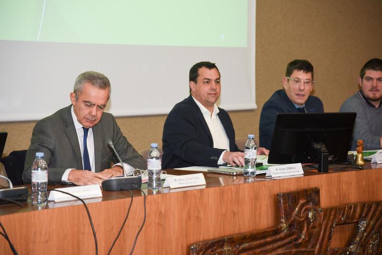 Lundi 24 novembre, à Chartres. Le président de la chambre d'Agriculture, Yohann Serreau (à d.), a détaillé en session, et pour le préfet Hervé Jonathan, les éléments qui alimentent la crise agricole.