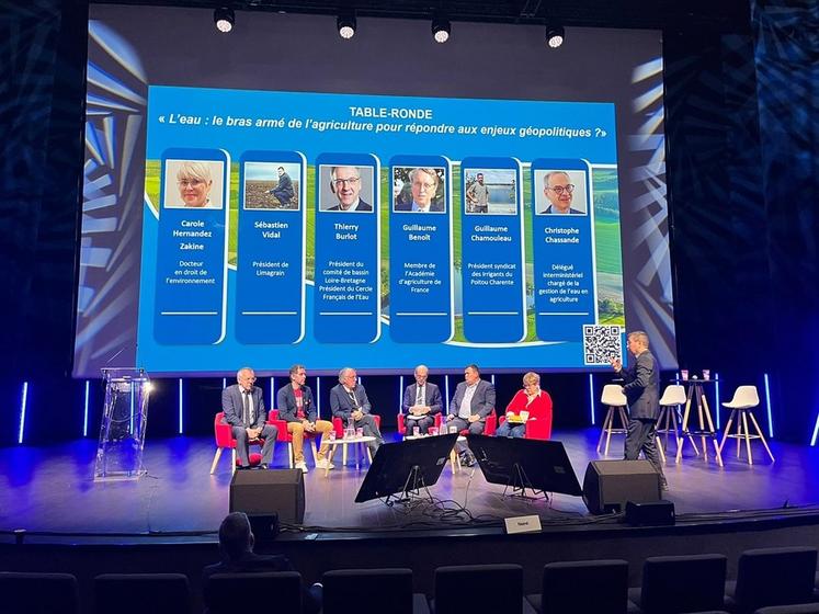 Mercredi 19 novembre, à Orléans. La table ronde consacrée à la gestion de l’eau a réuni plusieurs intervenants, dont Carole Hernandez Zakine, docteure en droit de l’environnement, aux côtés de représentants du monde agricole et de l’eau, venus échanger sur les enjeux hydriques et géopolitiques.