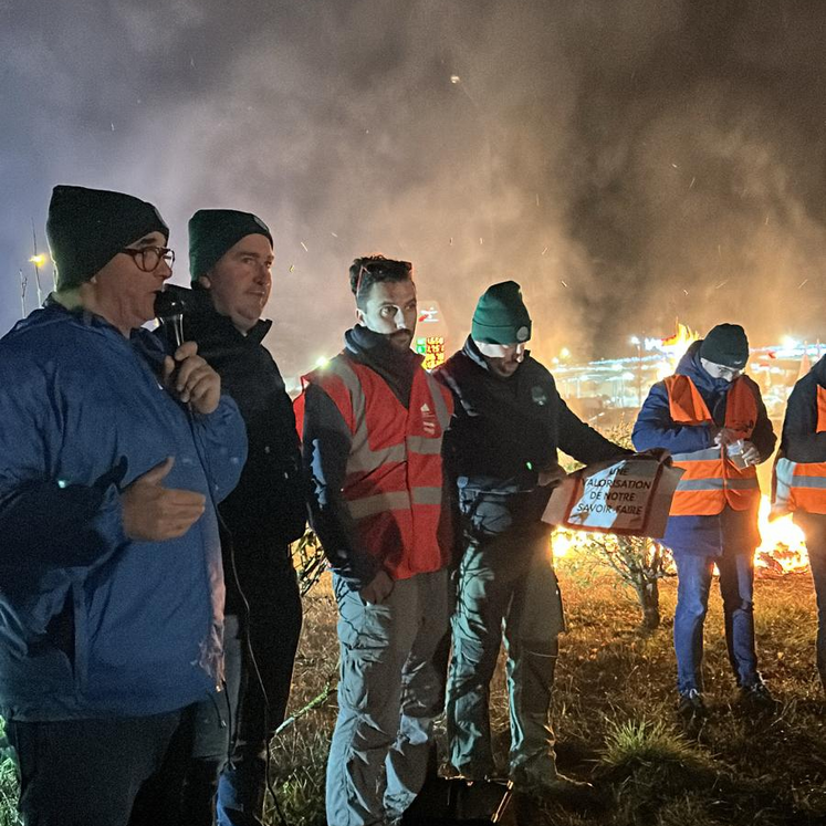 Jeudi 20 novembre, à Pithiviers. Dorian Sagot, président de JA 45, Sébastien Méry et Éric Delorme, respectivement président et secrétaire général de la FNSEA 45, ont encadré la mobilisation.