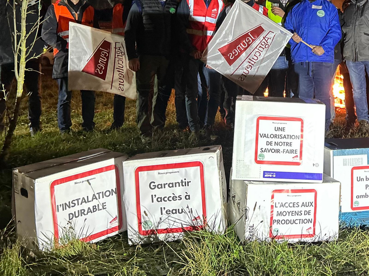 Sur des boîtes installées au sol, les agriculteurs avaient inscrit leurs principales revendications.