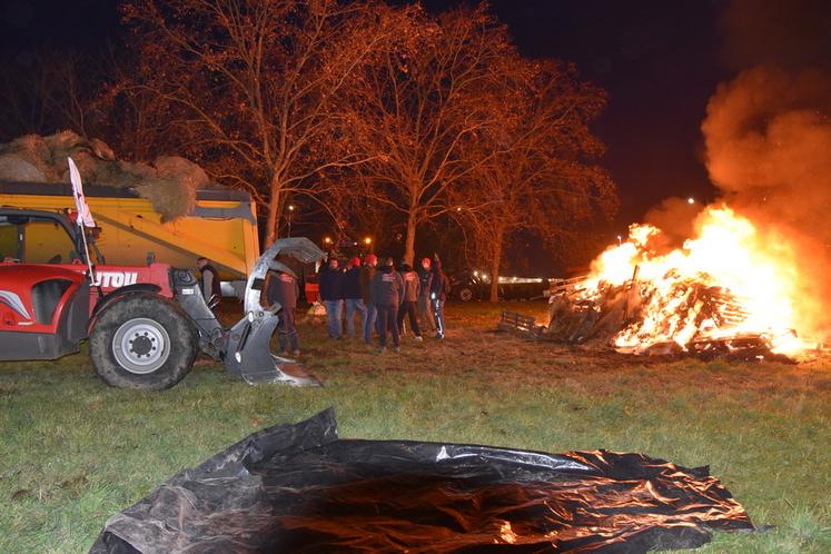 Lundi 25 novembre, à Limay (Yvelines). Les Jeunes agriculteurs des cantons de Mantes et de Houdan se sont réunis sur un rond-point fréquenté pour faire entendre leurs revendications.
