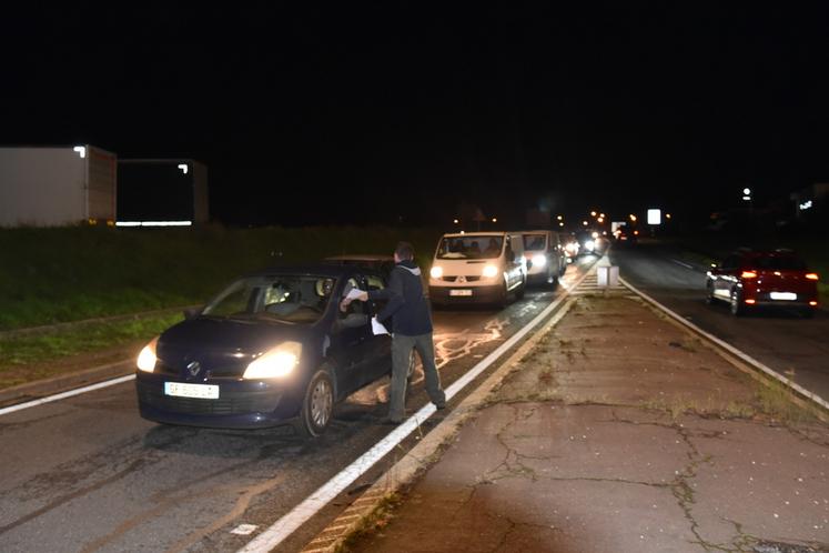 Des tracts expliquant la situation jugée préoccupante pour les exploitations ont été distribués.