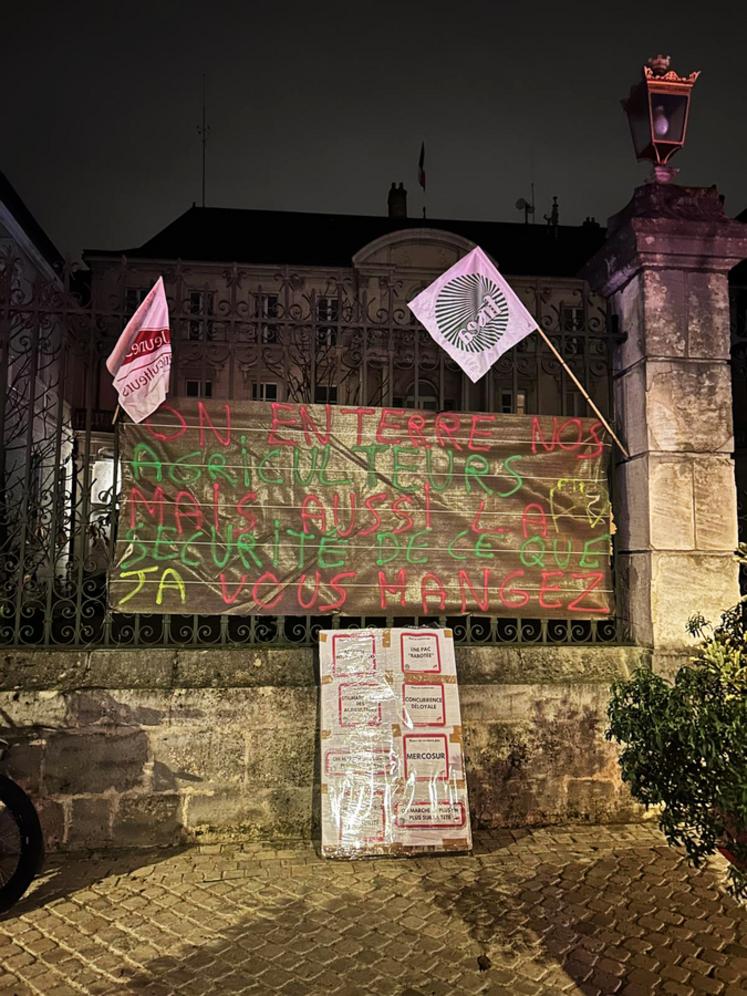 Dans la nuit de jeudi 27 à vendredi 28 novembre, FNSEA 45 et JA 45 ont installé une banderole sur les grilles de la préfecture, avec le slogan : « On enterre nos agriculteurs, mais aussi la sécurité de ce que vous mangez ».