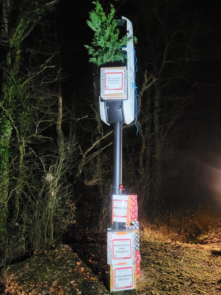 Radar de Noël avec à son pied des cadeaux portant les mentions « Importation sans traçabilité », « Mercosur », « concurrence déloyale ».