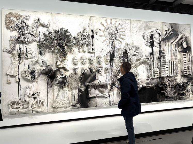 Œuvre "King Kong" de Niki de Saint Phalle exposée au Grand Palais, à Paris.