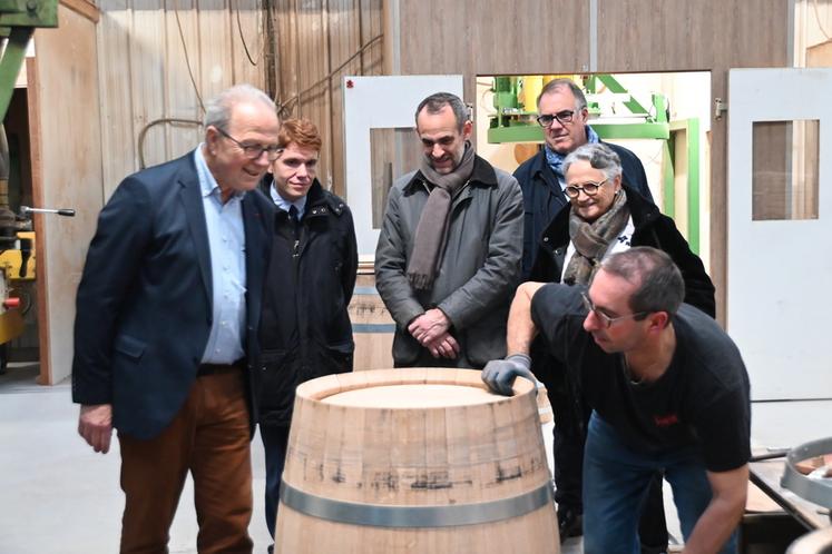 Jeudi 13 novembre, à Mont-près-Chambord. Le préfet de Loir-et-Cher, Joseph Zimet, a visité la Tonnellerie du Val de Loire.