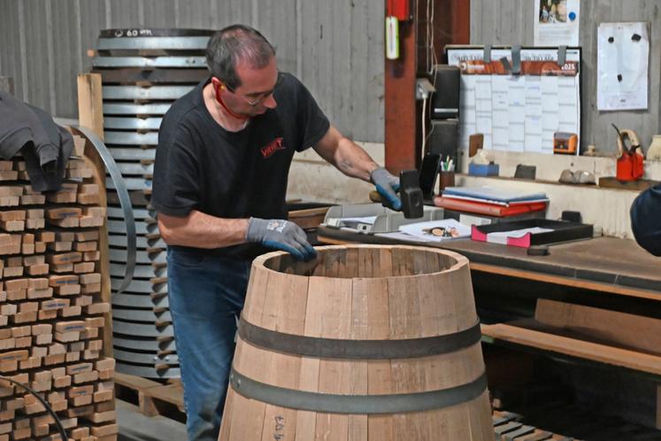 Manuel Vriet, responsable de la Tonnellerie du Val de Loire, perpétue un savoir-faire ancestral en fabriquant des tonneaux. 